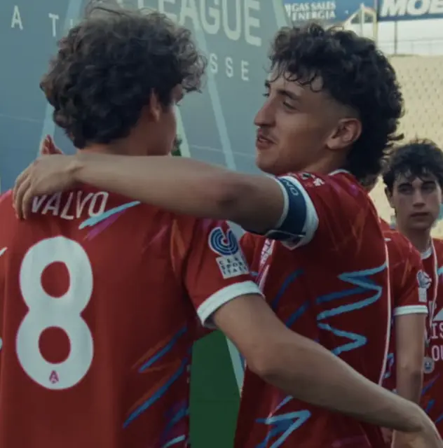 Due compagni si abbracciano dopo il gol