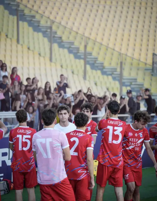 Squadra e tifosi sotto la tribuna